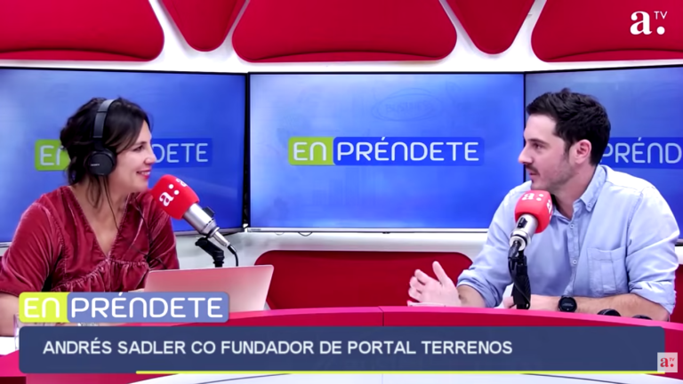 Andrés Sadler, fundador de PortalTerreno, conversa con Daniela Lorca, conductora del programa En-Préndete de Radio Agricultura