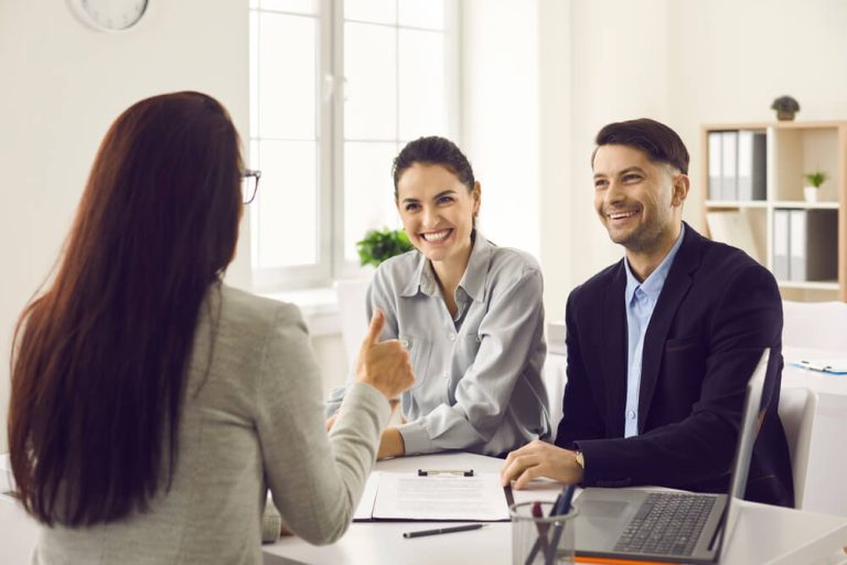 Dos documentos que te ayudarán en la compra de tu terreno. (Foto: Studio Romantic, Shutterstock)