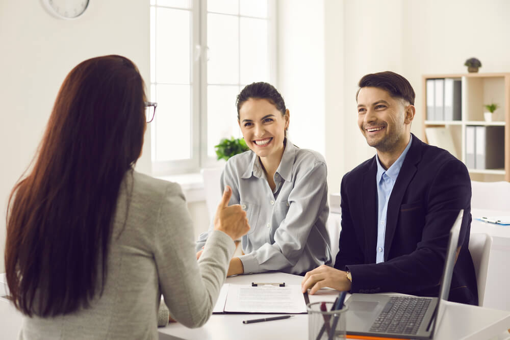 Dos documentos que te ayudarán en la compra de tu terreno. (Foto: Studio Romantic, Shutterstock)